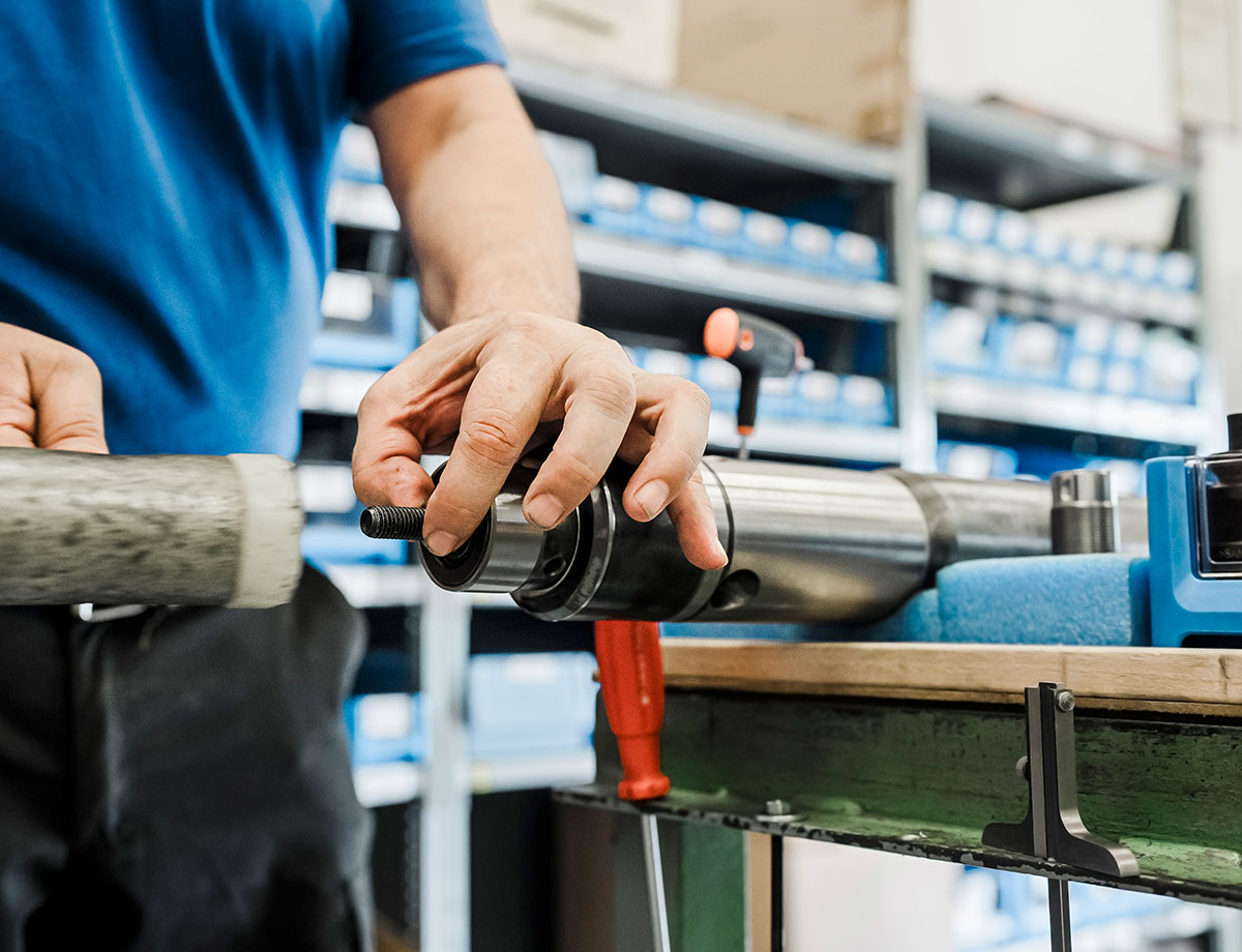 Schritt drei der Baugruppenmontage bei Biltec AG, mit CNC-Profis, die an der präzisen Zusammenstellung von Komponenten arbeiten.