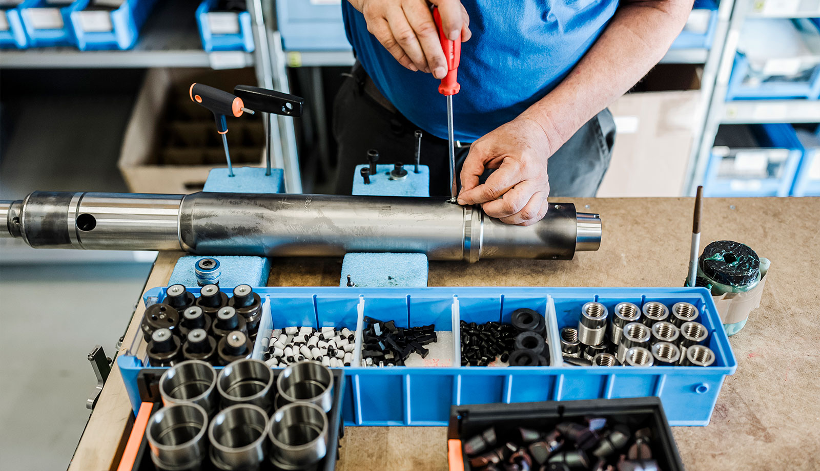 Schritt eins der Baugruppenmontage bei Biltec AG, mit CNC-Profis, die an der präzisen Zusammenstellung von Komponenten arbeiten.