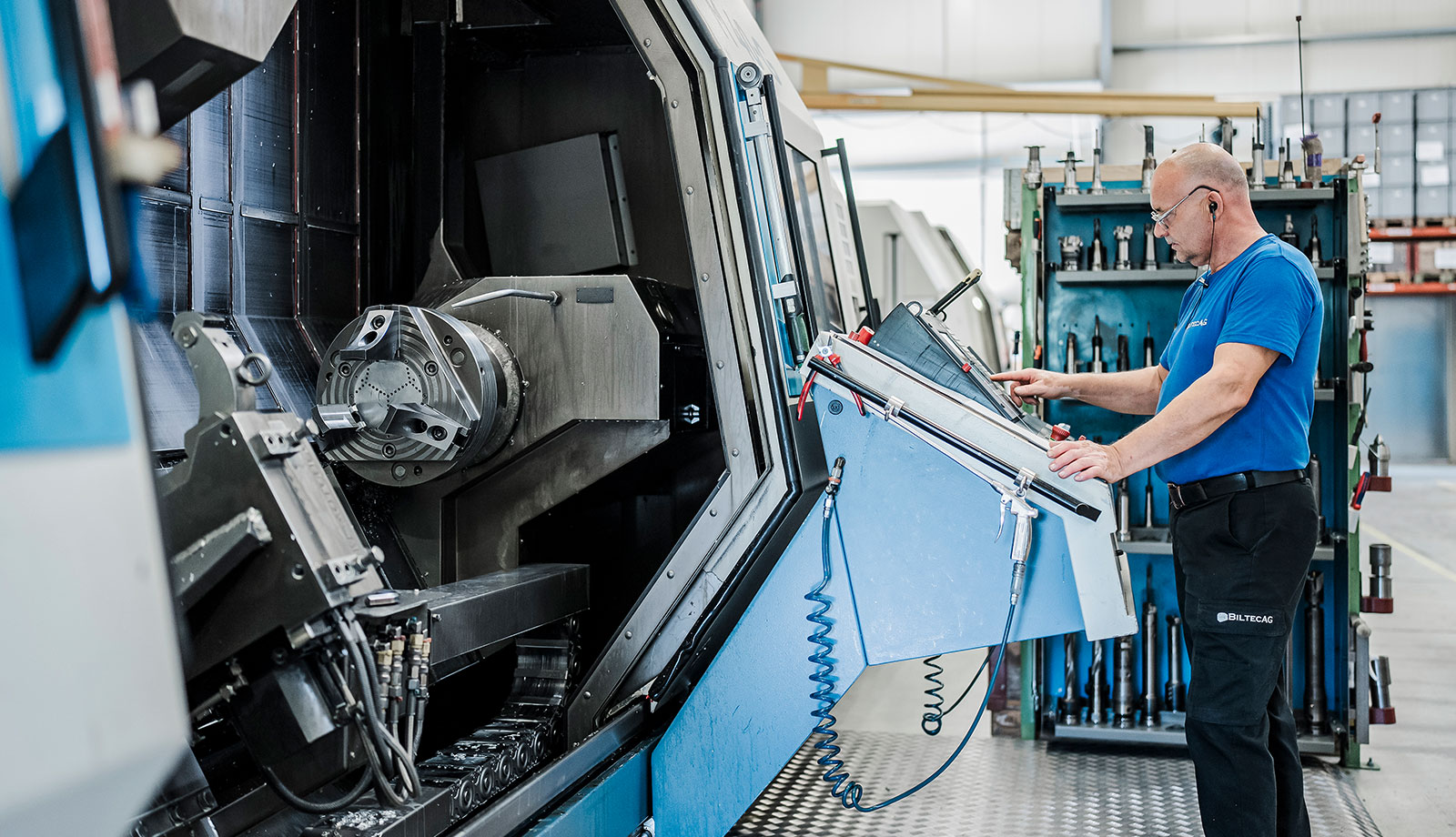 Aussenansicht von Dreh- und Fräscenter sowie CNC-Rundschleifmaschinen für komplexe Bauteile im Bereich der rotativen Lösungen und Druckzubehör bei Biltec.